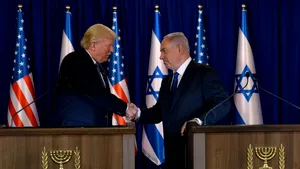 Trump a primit de la Netanyahu un obiect religios creat din resturile unei rachete iraniane