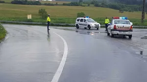 Nu se mai circulă pe Valea Oltului. Ambele sensuri de mers, blocate din cauza unui accident. Patru maşini implicate