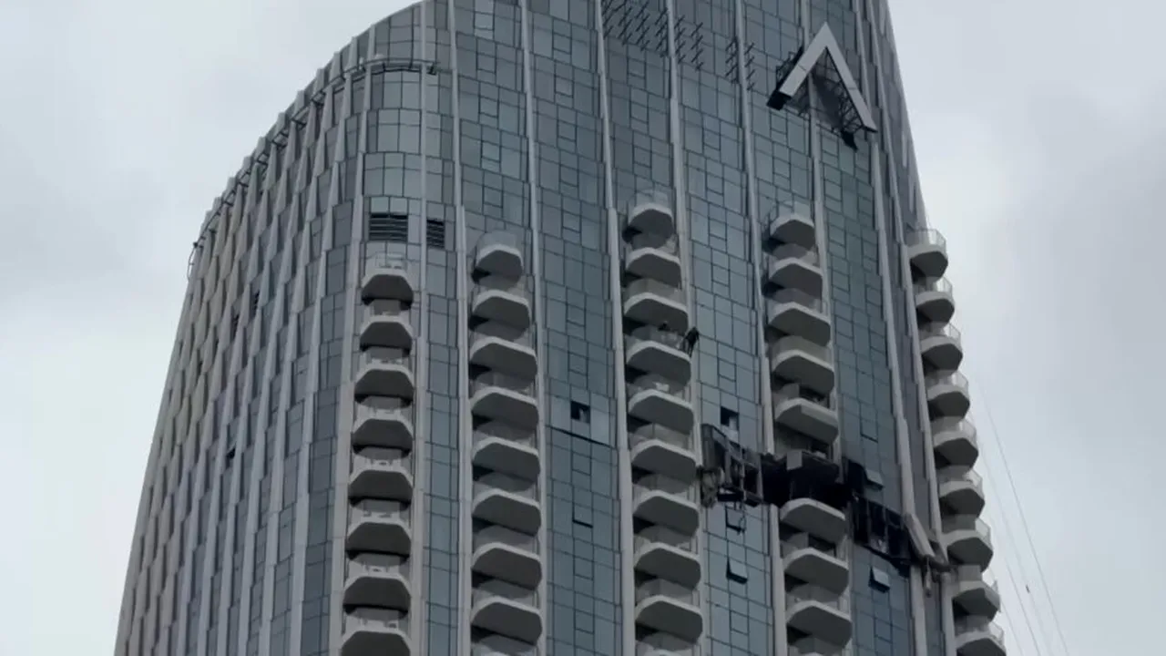 Dubai: 20 de persoane, inclusiv un turist britanic, acuzate că au distribuit imagini cu atacuri iraniene. Ce pedeapsă riscă