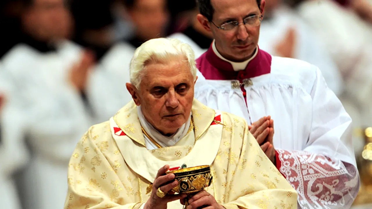 Papa Benedict al XVI-lea, agresat în timpul suljbei de la miezul nopţii - VIDEO