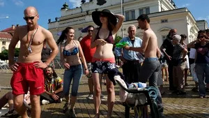 PROTEST INEDIT în Bulgaria: Manifestanţi în costume de baie, cu prosoape şi piscine gonflabile în faţa Parlamentului