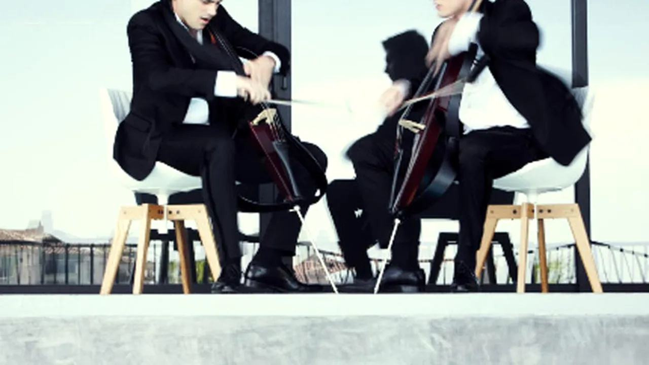 Duoul de violoncelişti 2Cellos concertează în premieră în România, pe 8 decembrie. Care sunt preţurile biletelor - VIDEO
