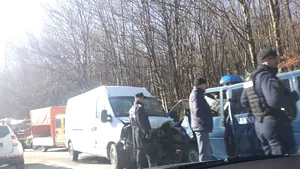 Mai multe persoane, printre care patru jandarmi, au fost rănite într-un accident rutier. Şoferul dubei Jandarmeriei şi un civil sunt în stare GRAVĂ | FOTO
