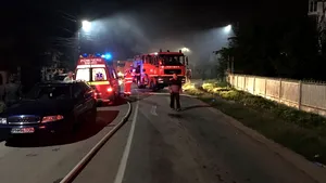 Patru persoane au suferit atacuri de panică după un incendiu care a cuprins trei case în Prahova - FOTO