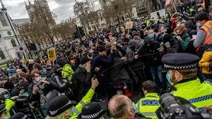 Protest „Kill the Bill” la Londra faţă de proiectul de lege care limitează manifestaţiile. 10 ofiţeri au fost răniţi