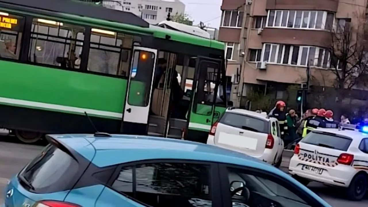 Accident în zona Militari: tramvaiul 41, blocat după coliziunea cu un autoturism