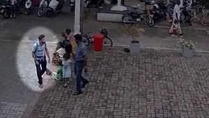 VIDEO Atacator sinucigaş, surprins de camerele de luat vederi înainte de a detona bomba în una din bisericile din Sri Lanka/ UPDATE: Sirian arestat