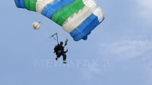 O femeie de 81 de ani va sări cu paraşuta sâmbătă, la spectacolul aviatic de la Tuzla