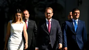 POLITIC Bătălie pentru putere în USR. Buzoianu vs. Miruță vs Viziteu. Trei tabere își dispută controlul partidului la congresul de la Timișoara. Ce se întâmplă cu Dominic Fritz