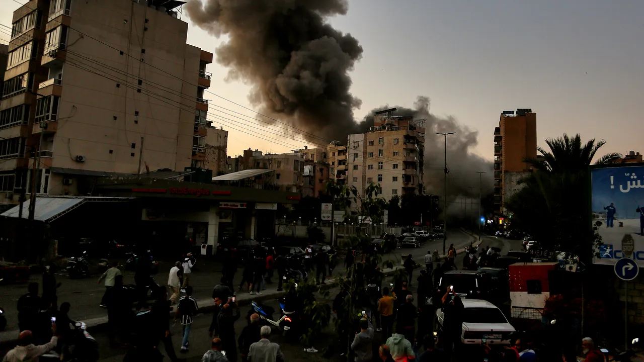 Israelul bombardează sudul Beirutului după ce Hezbollah a vizat zona Haifa