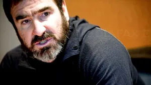 Un protest faţă de sistemul bancar mondial, lansat de Eric Cantona, susţinut de mii de internauţi - VIDEO