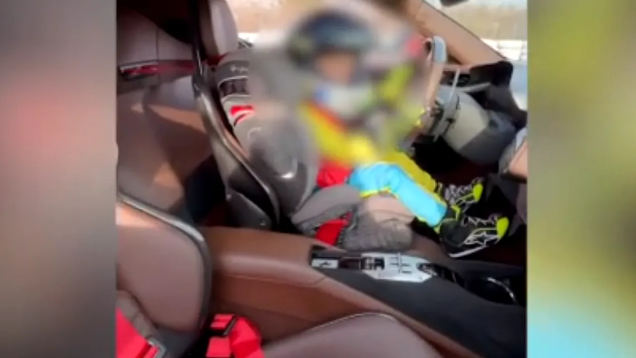 Un copil de 3 ani conduce un Ferrari de jumătate de milion de euro