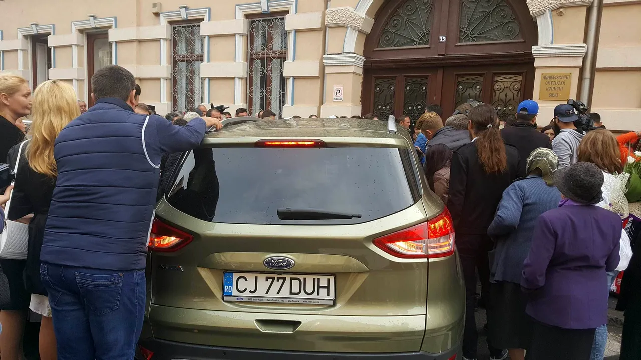 Cristian Pomohaci, aplaudat de 200 de susţinători în faţa Mitropoliei din Sibiu, unde s-a judecat apelul său privind excluderea din biserică. Numărul de la maşină a atras toate privirile. UPDATE: BOR a dat un nou termen de judecată | GALERIE FOTO