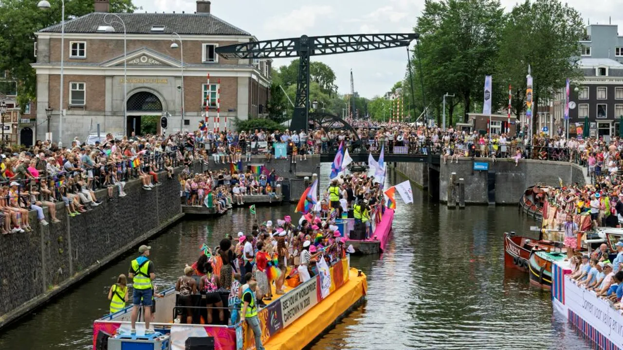 Zeci de cupluri au spus „da” pentru o zi la Amsterdam Pride, la 25 de ani de la primele căsătorii gay