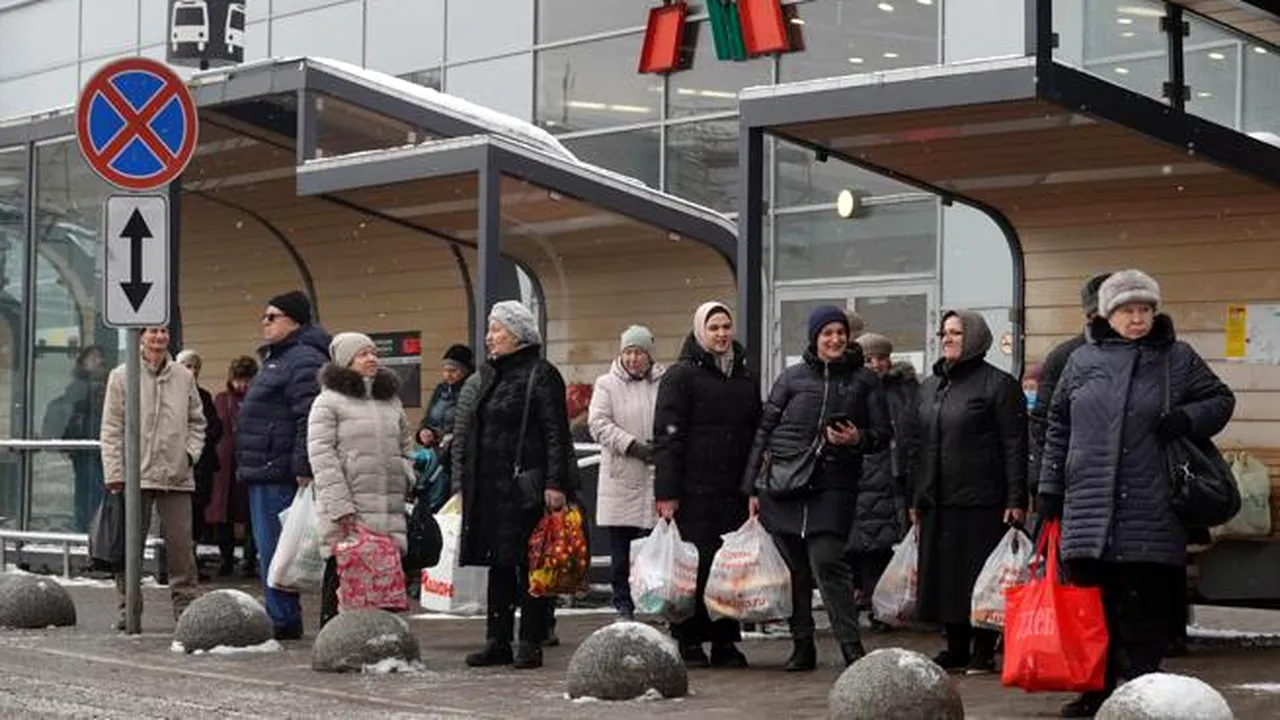 Un supermarket cu prezenţă masivă în România este acuzat că hrăneşte războiul Rusiei / UPDATE: reacţia lanţului de magazine

