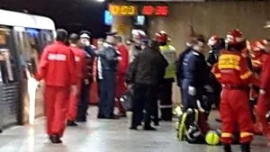 Bărbatul care s-a aruncat în faţa trenului de metrou la staţia Izvor a murit. FOTO
