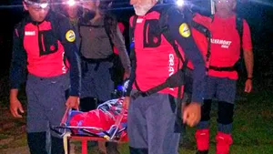 Sibiu: Doi cehi surprinşi de furtună în Făgăraş, recuperaţi de salvamontişti. Fata, rănită la genunchi