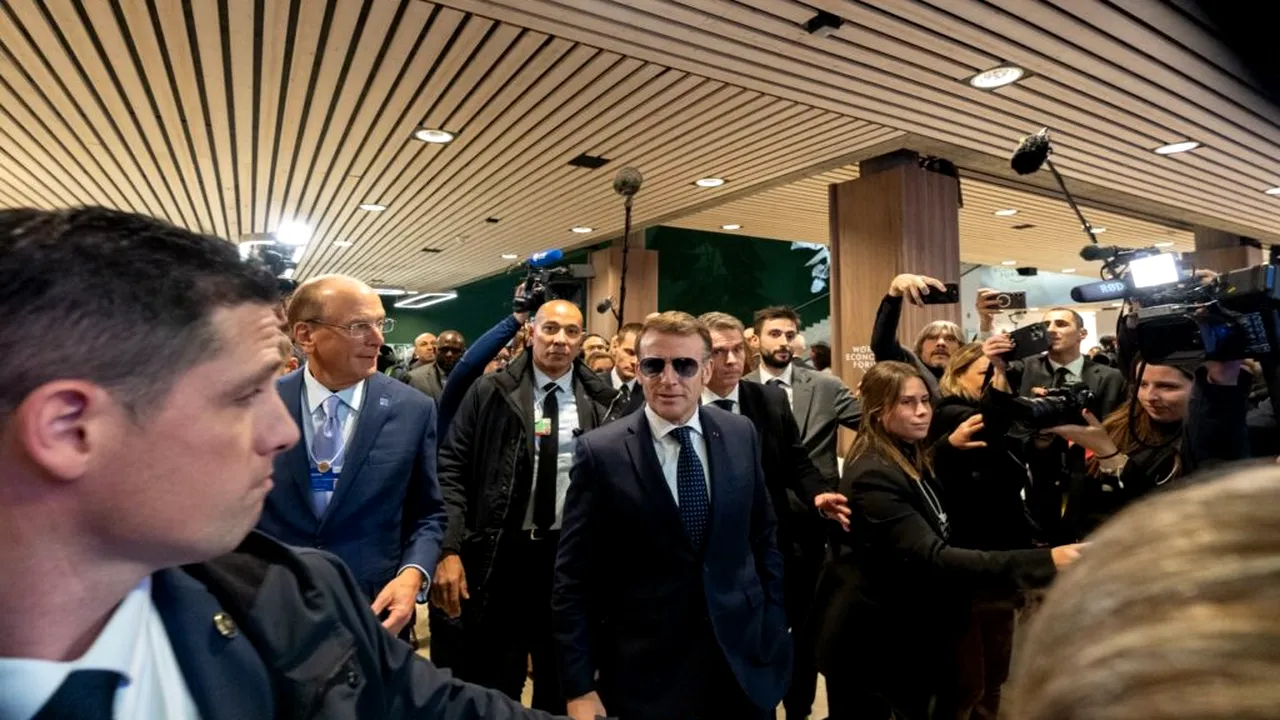 „Dacă nu facem nimic, Europa va fi ștersă de pe pământ în cinci ani”. Macron cere țărilor UE să reia dialogul cu Rusia și lansează un avertisment