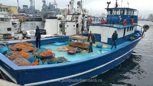 FOTO Pescador turcesc surprins la braconat în Marea Neagră, oprit cu focuri de armă
