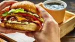 Gheaţă contaminată cu bacterii la un cunoscut fast-food. Toate aparatele companiei din ţară, oprite