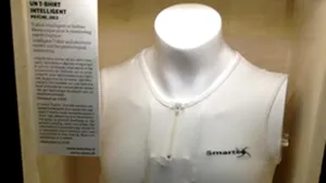 Dantelă din rădăcini de căpşune şi un tricou ce verifică sănătatea, expuse la Bucureşti şi Timişoara