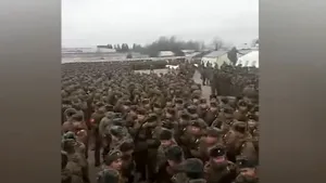 Imagini cu mii de soldaţi ruşi înghesuiţi pentru repetiţia la tradiţionala paradă militară. 15.000 de militari au fost plasaţi în carantină
