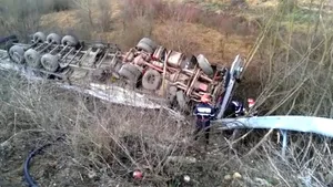 Un autotren încărcat cu materiale de construcţii s-a răsturnat pe Drumul European 79 - VIDEO 