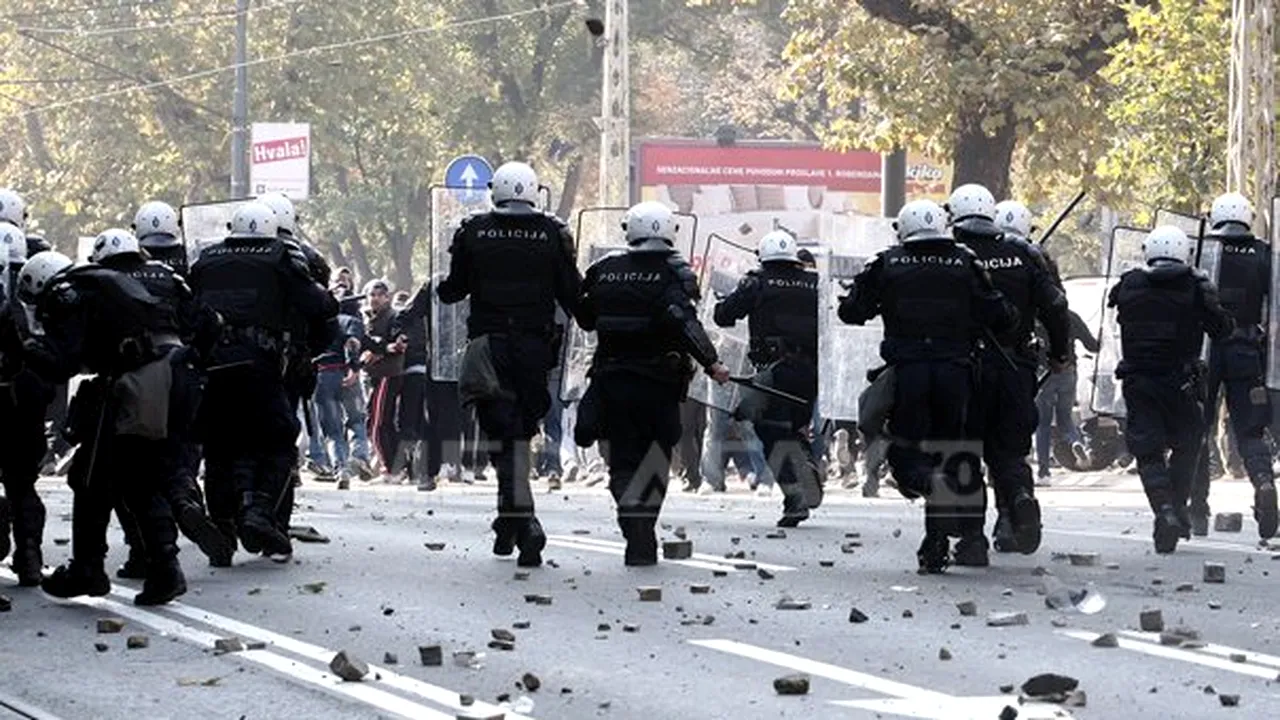 Ciocniri violente la Belgrad între poliţie şi demonstraţii împotriva desfăşurării Gay Pride - FOTO, VIDEO