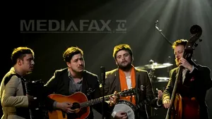 Basistul trupei Mumford & Sons, spitalizat de urgenţă din cauza unui cheag pe creier