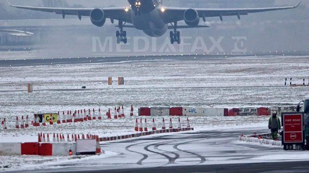 Zboruri anulate, trafic perturbat şi sute de şcoli închise din cauza ninsorilor în Marea Britanie