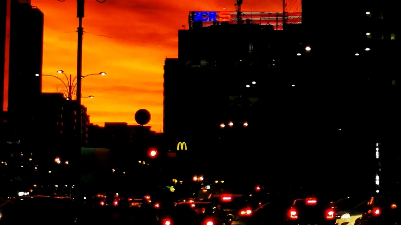 FOTO Apus spectaculos în Bucureşti. Reţelele sociale s-au umput de poze cu soarele care apune peste Capitală