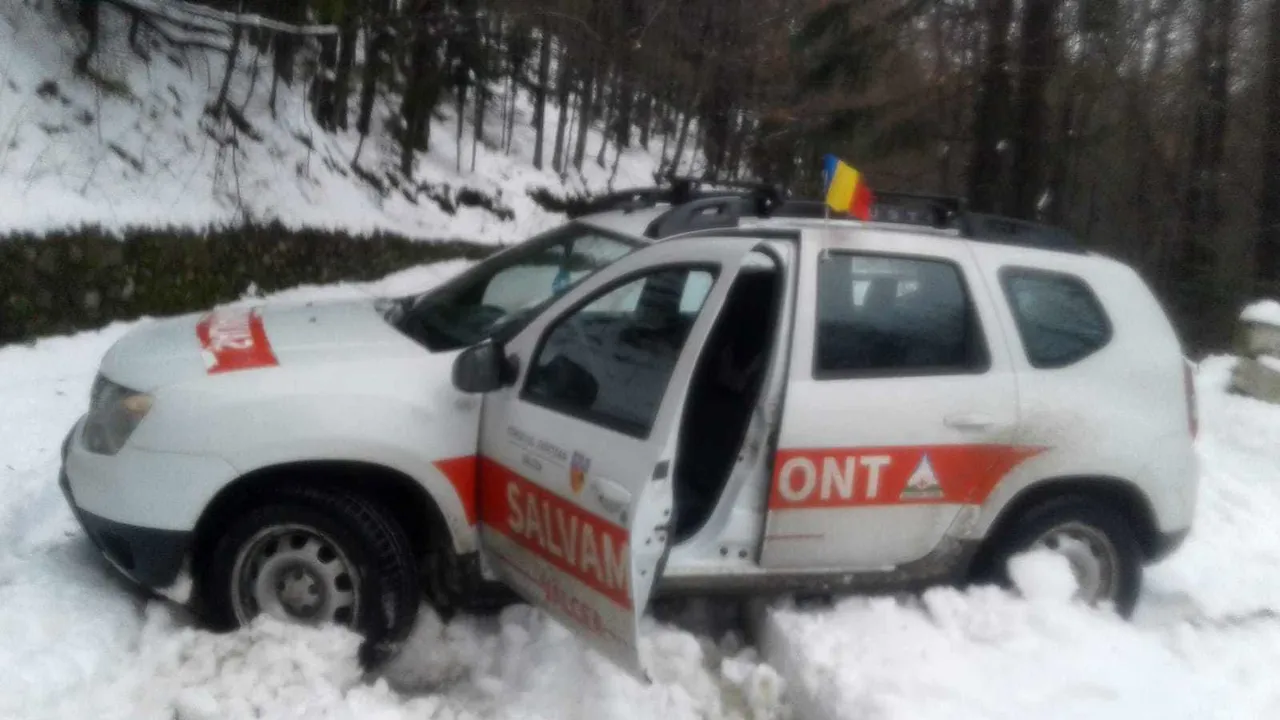 Staţiune din Vâlcea, izolată de viscol. Zeci de turişti au fost întorşi din drum de salvamontişti | FOTO