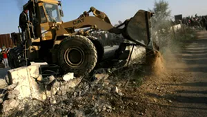 Militanţi ai Hamas au intrat cu buldozerele în gardul de la frontiera cu Egiptul