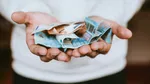 Banii trimiși în România, sub lupa ISEE. Noua regulă din Italia care poate afecta ajutoarele primite de unele familii