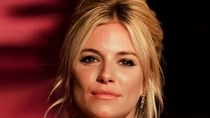 Sienna Miller, alături de Russell Crowe, în 