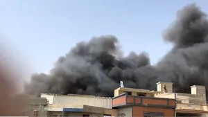 VIDEO. Dezastru aerian. Un avion cu 90 de pasageri la bord s-a prăbuşit peste un cartier de case din Pakistan