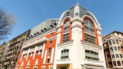 TURISM Un fost cinematograf de peste 100 de ani a devenit hotel de lux. Oaspeții intră pe vechea scenă și dorm în camere inspirate de lumea filmului