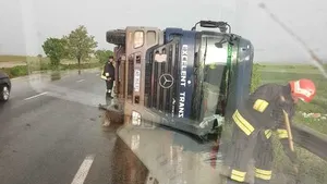 Fenomene meteo extreme: Drumuri naţionale blocate, din cauza aluviunilor de pe carosabil/ Zeci de gospodării inundate în Ialomiţa