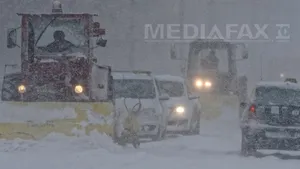 Galaţi: Intervenţii pentru deblocarea din zăpadă a mai multor autovehicule, între care o ambulanţă
