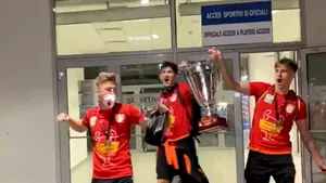 VIDEO - Lacrimi şi bucurie după meciul „finală” Universitatea Craiova - CFR Cluj din Bănie
