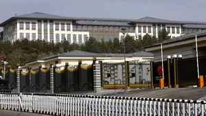 Poliţia turcă a dispersat violent prima manifestaţie în faţa noului palat prezidenţial