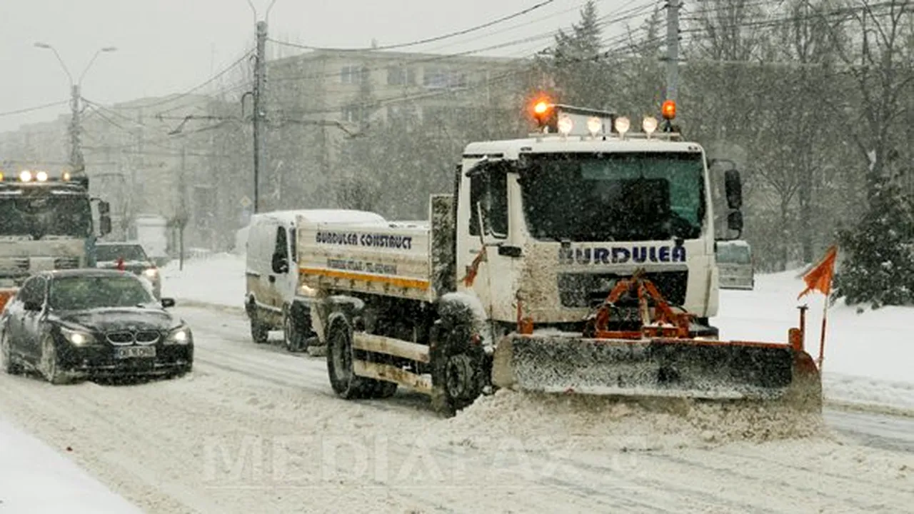Pregătiri pentru iarnă în Capitală: Oprescu a cerut operatorilor de salubrizare să pregătească utilajele pentru deszăpezire 