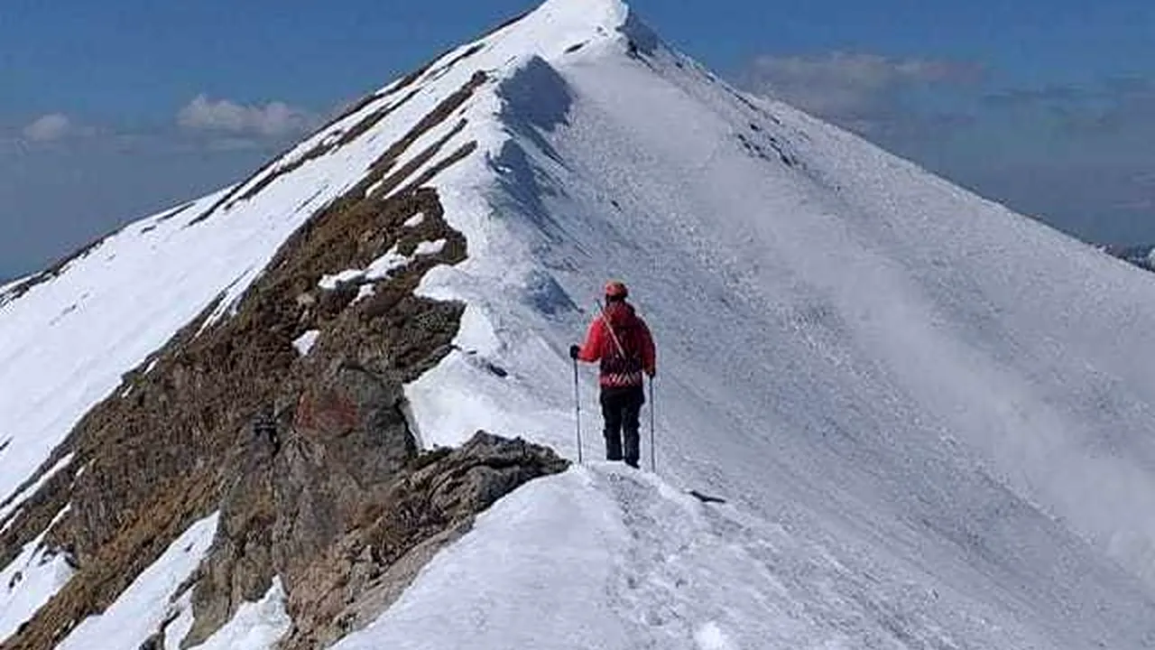 Turistul care a alunecat pe poteca ce duce spre Vârful Moldoveanu, în Munţii Făgăraş, salvat