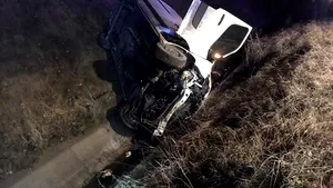 Accident mortal pe A1: O persoană a murit, iar alte două au fost rănite, după ce un microbuz s-a răsturnat. Şoferul nu avea permis - FOTO