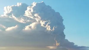 ALERTĂ în Peru: Sute de persoane au fost evacuate după ce vulcanul Ubinas a început să erupă | FOTO, VIDEO