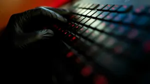 Hackeri vorbitori de rusă au păcălit un agent AI să-i ajute în atacuri cibernetice. Șapte companii ar fi fost compromise