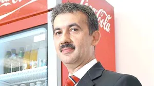 Povestea primului angajat Coca-Cola în România. Omul care a pus pe masa americanilor Fanta cu aromă de soc