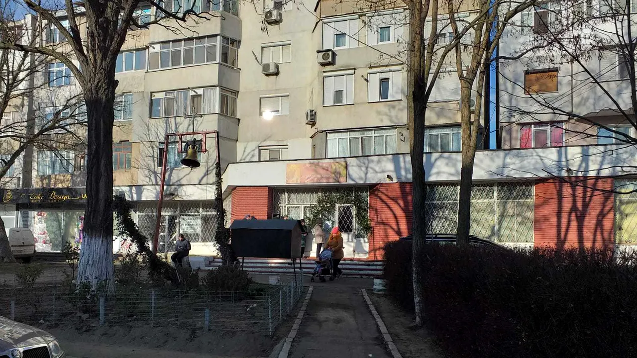 Biserică la parterul unui bloc din Galaţi, în locul unei alimentare. Oamenii ascultă slujba din pat - FOTO