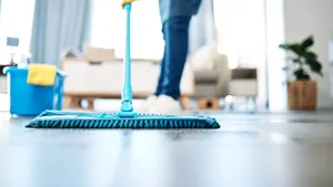 Și bărbații pot fi „femei de serviciu”. Campanie națională pentru schimbarea denumirii meseriei
