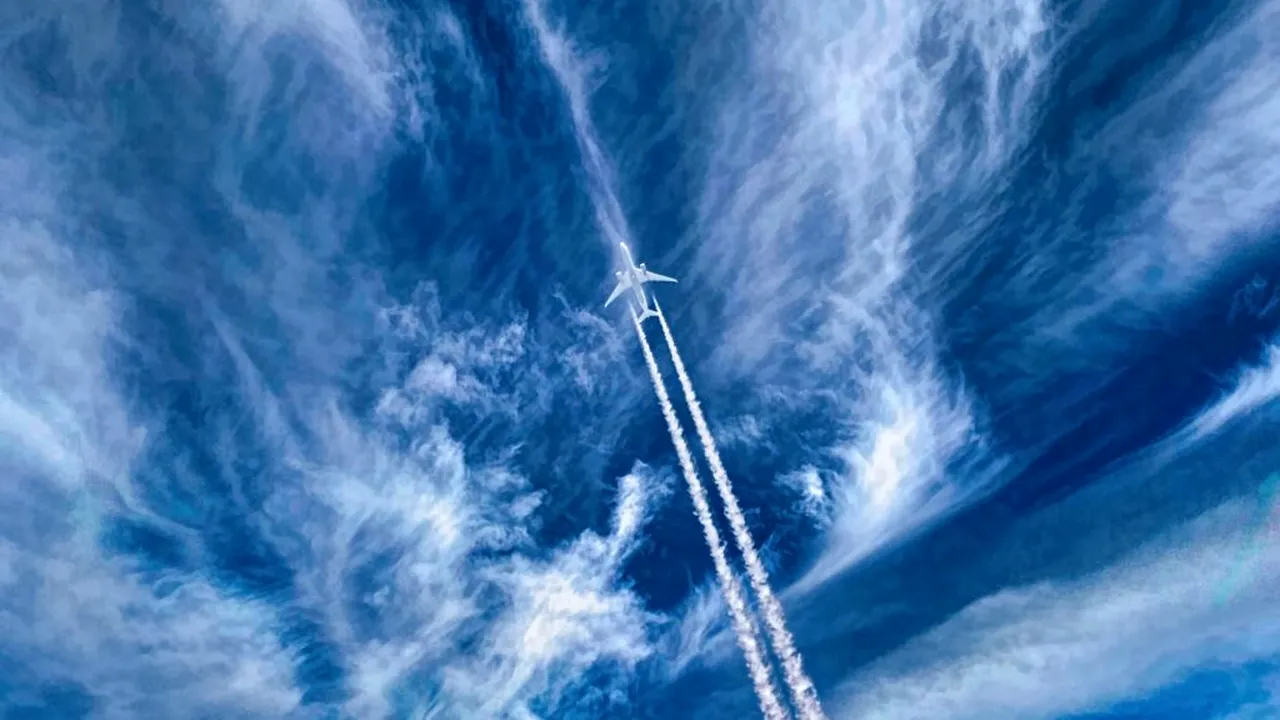 Poluarea produsă de avioane își crește toxicitatea în atmosferă. Cum ne este afectată sănătatea